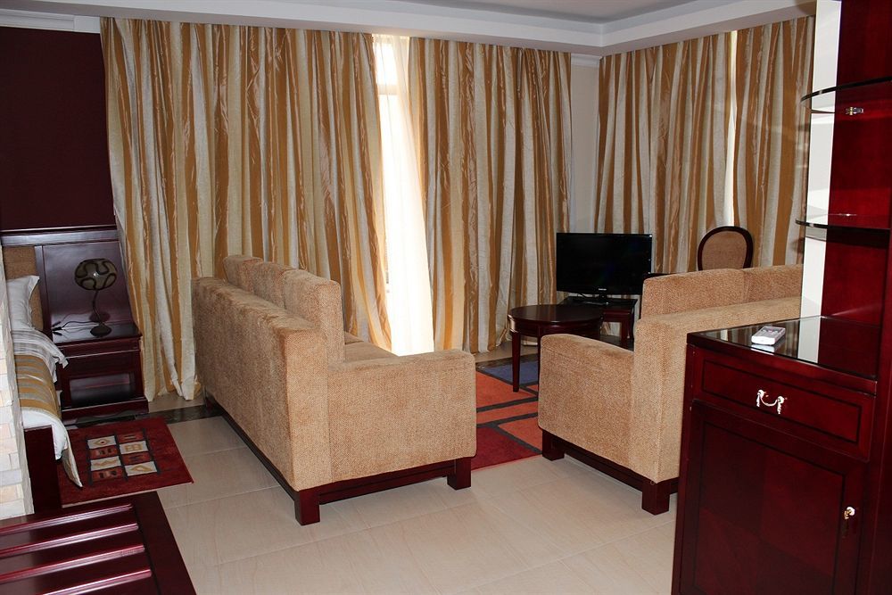 Roca Golf Hotel บุจัมบุรา ภายนอก รูปภาพ